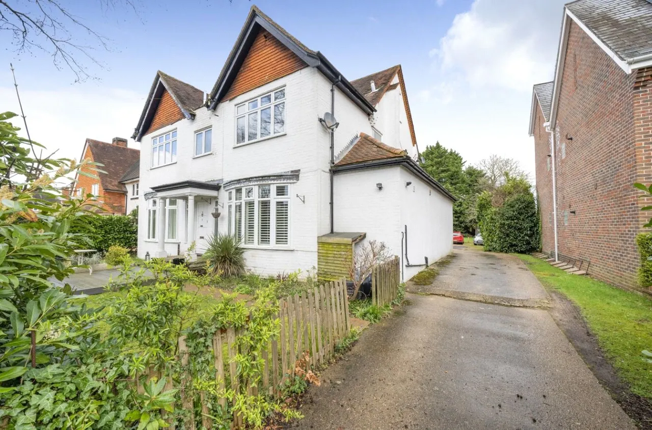 2 bed flat to rent, Sturges Road, Wokingham, RG40