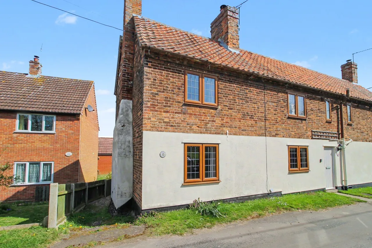 2 bed house for sale, Character Cottage in Corpusty
