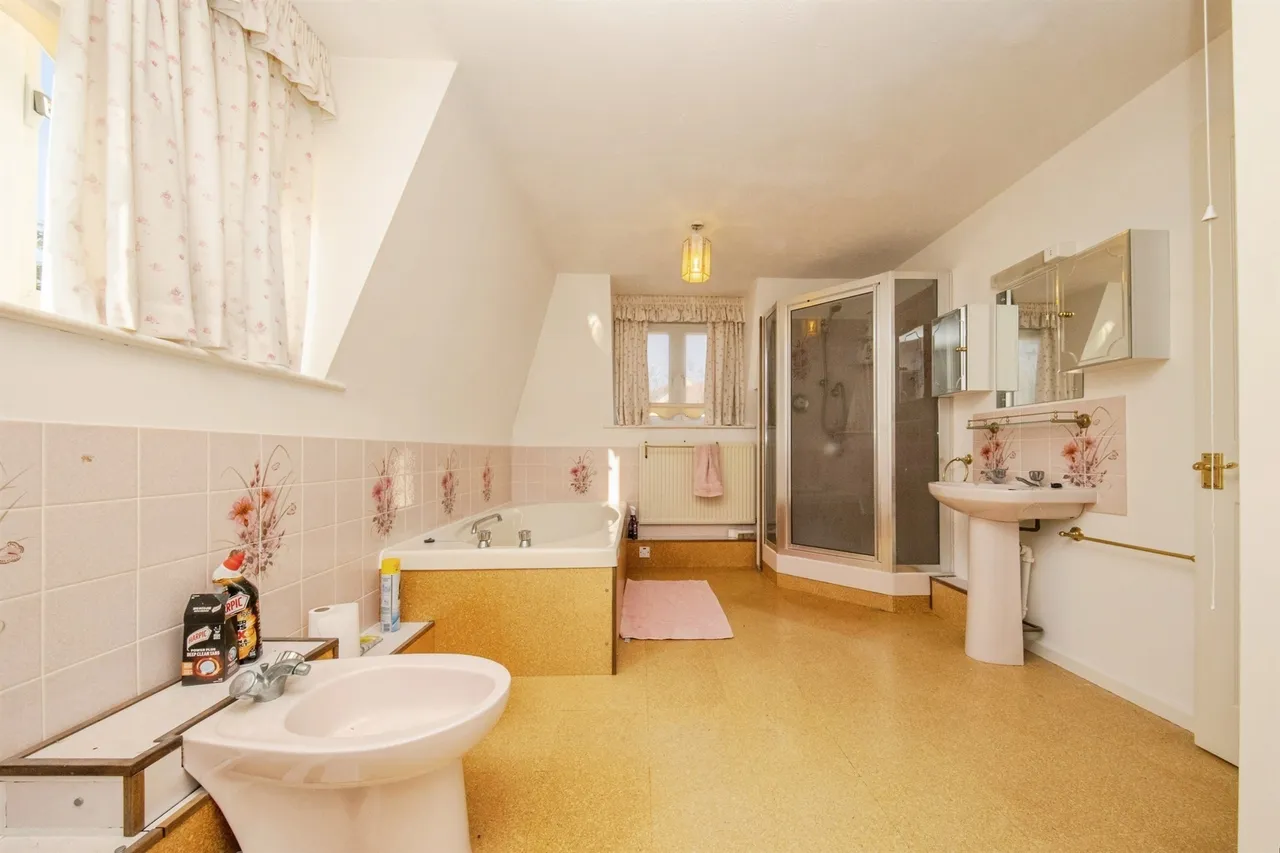 High Road, Leavenheath, CO6, photo 19