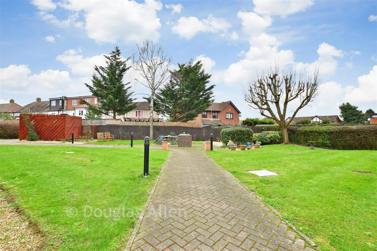Cunningham Close, Romford, RM6, photo 2