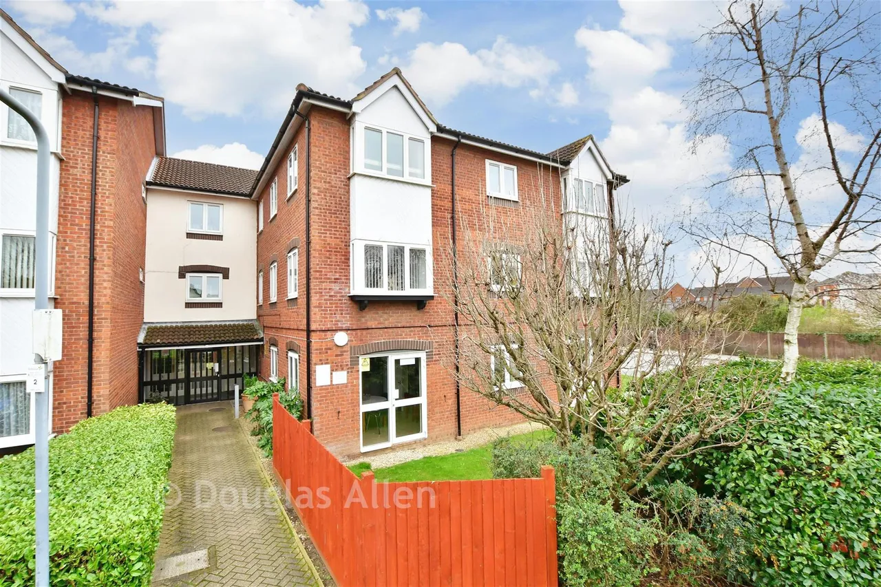 1 bed flat for sale, Cunningham Close, Romford, RM6