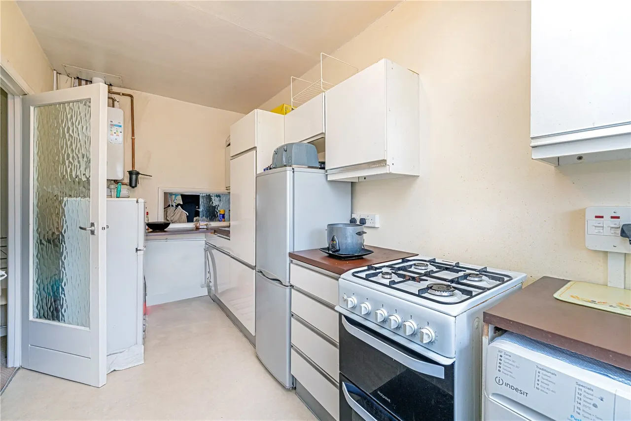Linksview Court, Paget Close, Hampton, Middlesex, TW12 1JZ, photo 4