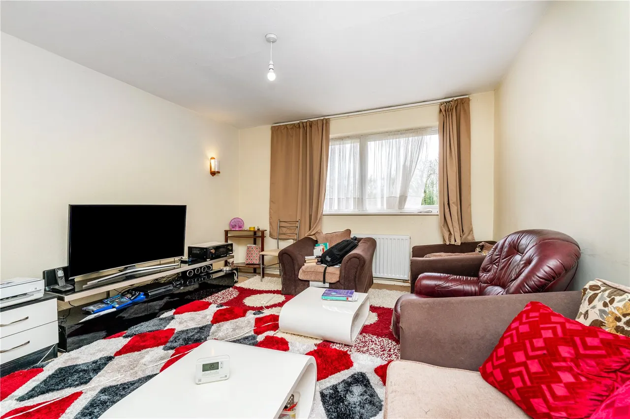 Linksview Court, Paget Close, Hampton, Middlesex, TW12 1JZ, photo 2