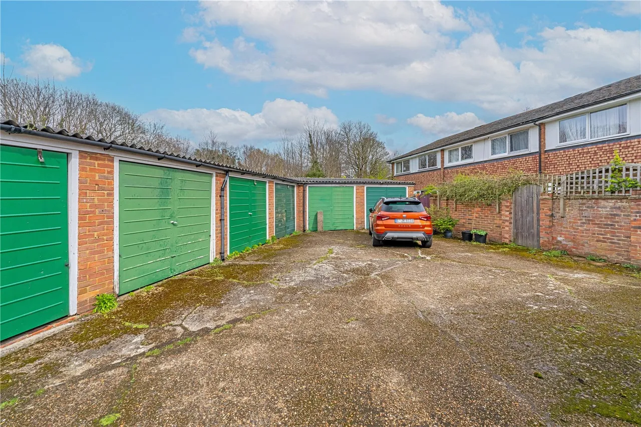 Linksview Court, Paget Close, Hampton, Middlesex, TW12 1JZ, photo 7