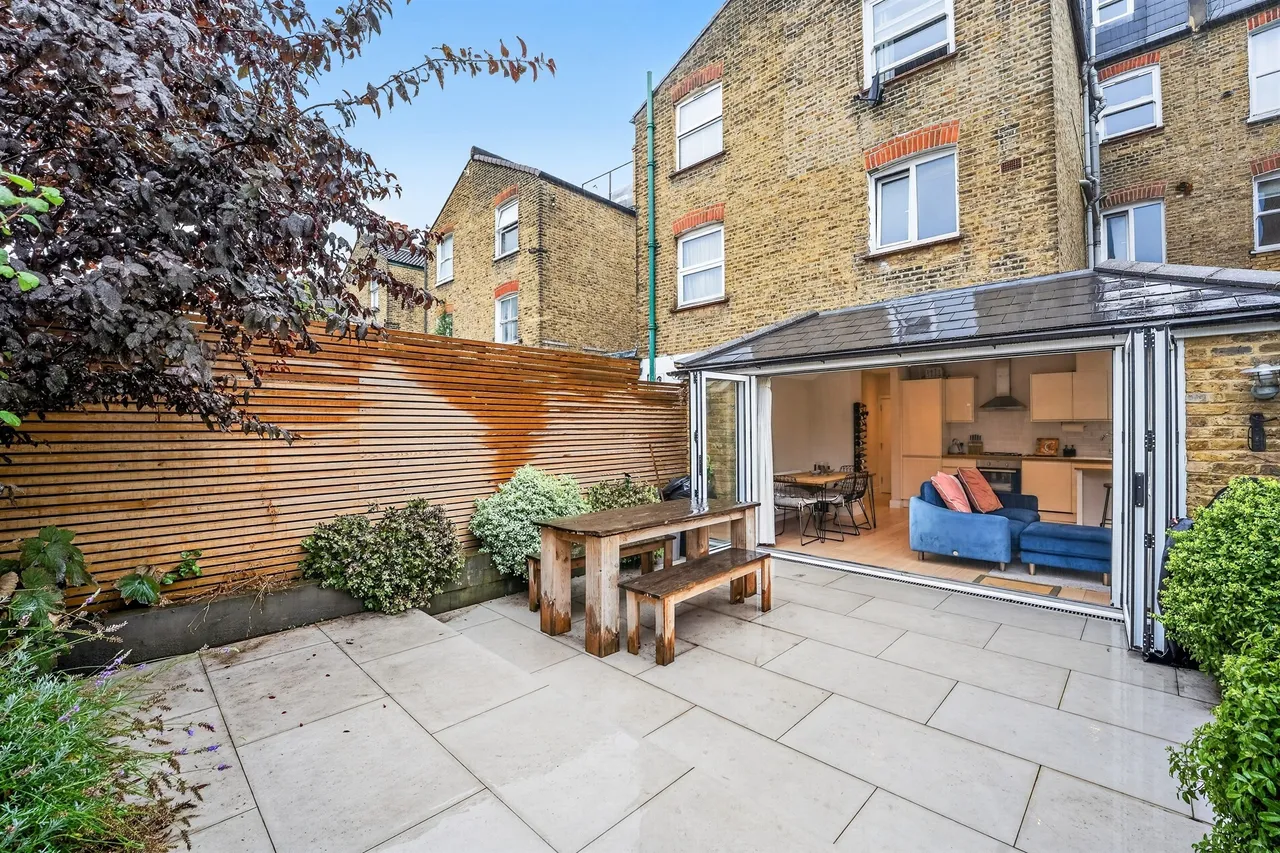 Garratt Lane, London, photo 11