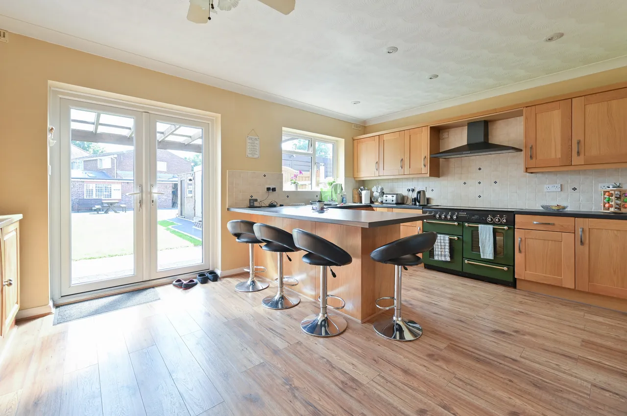6 Jordan Close, Watford, photo 8