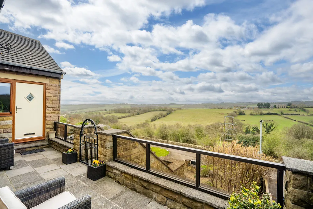 Low Road, Thornhill Edge, photo 5