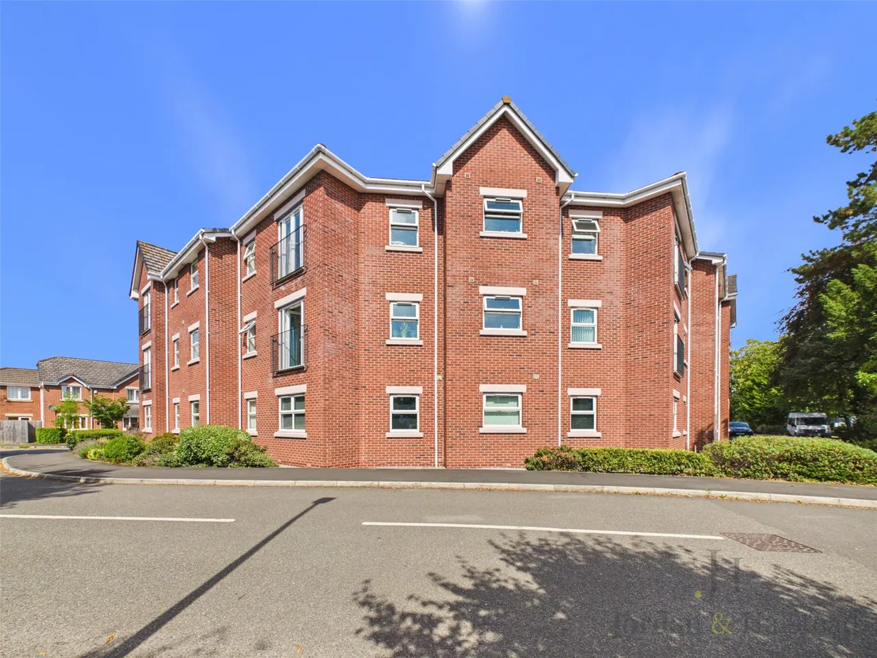2 bed flat for sale — Planewood Gardens, Lowton, Warrington, WA3 2BS