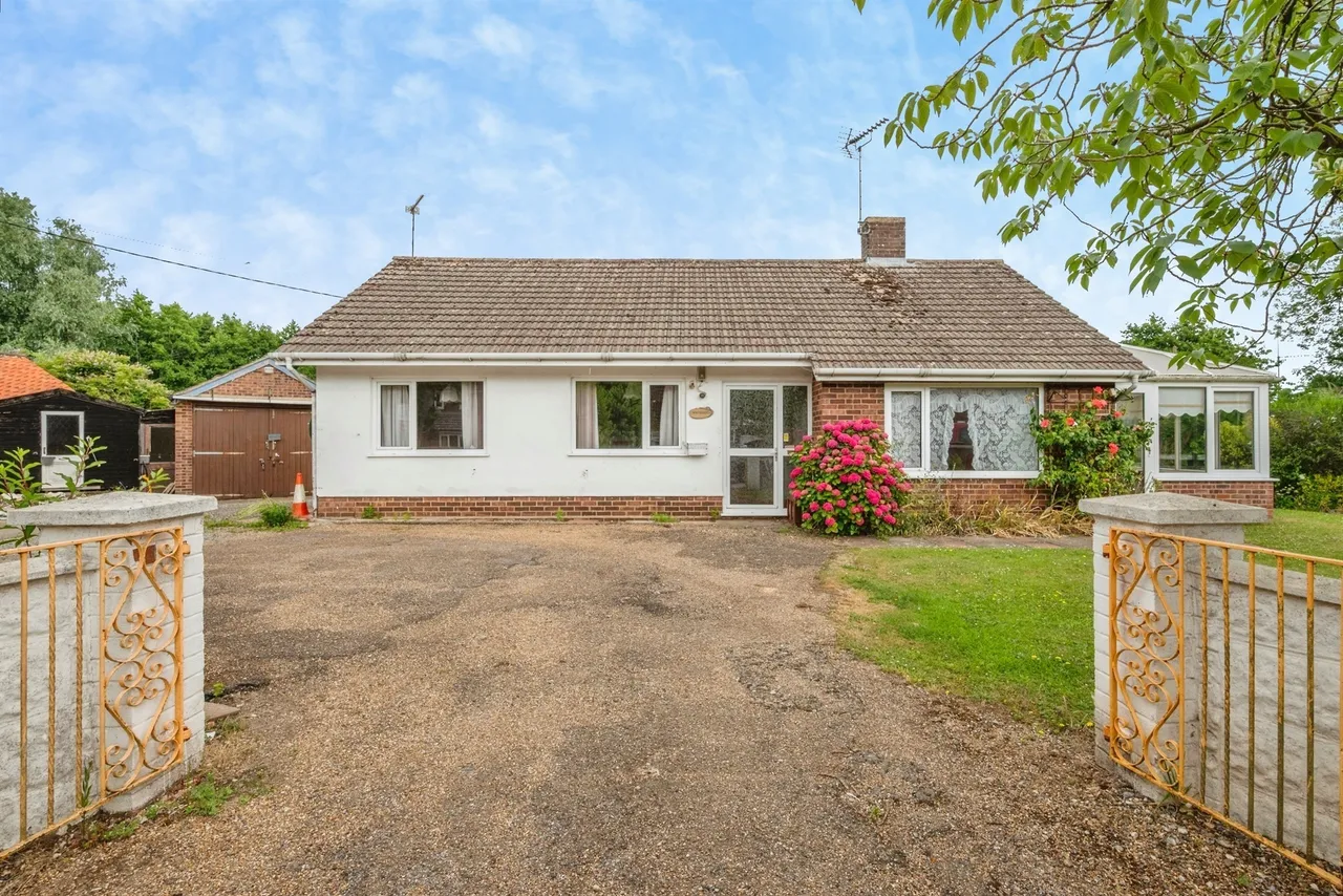 3 bed house for sale — The Street, Sutton, Norwich