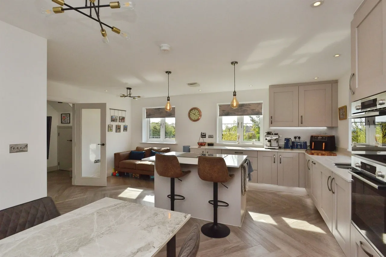 Keeves Avenue, Hanslope, MK19, photo 2