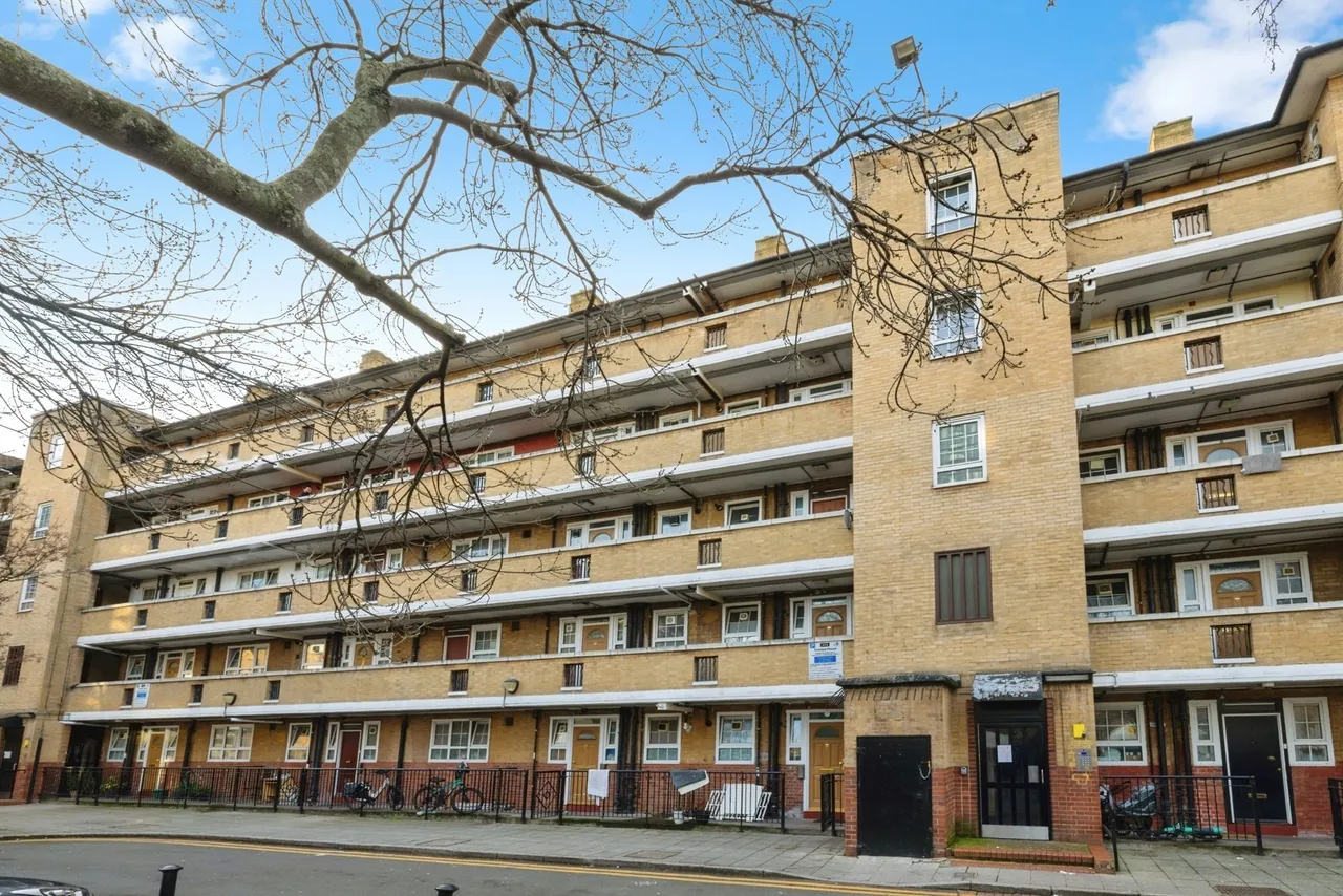 3 bed flat for sale — Gill Street, London, E14