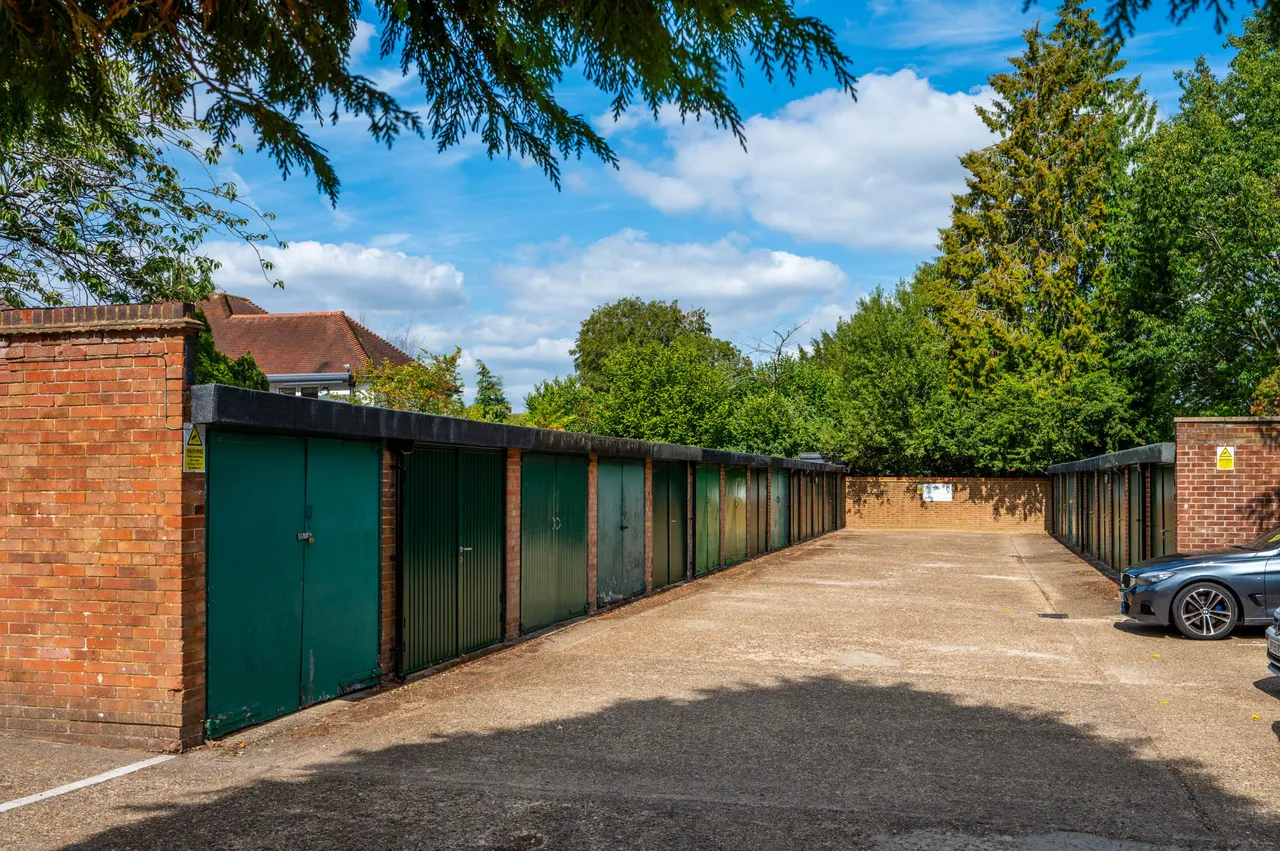 23 Merrow Court, Levylsdene, Guildford, photo 8