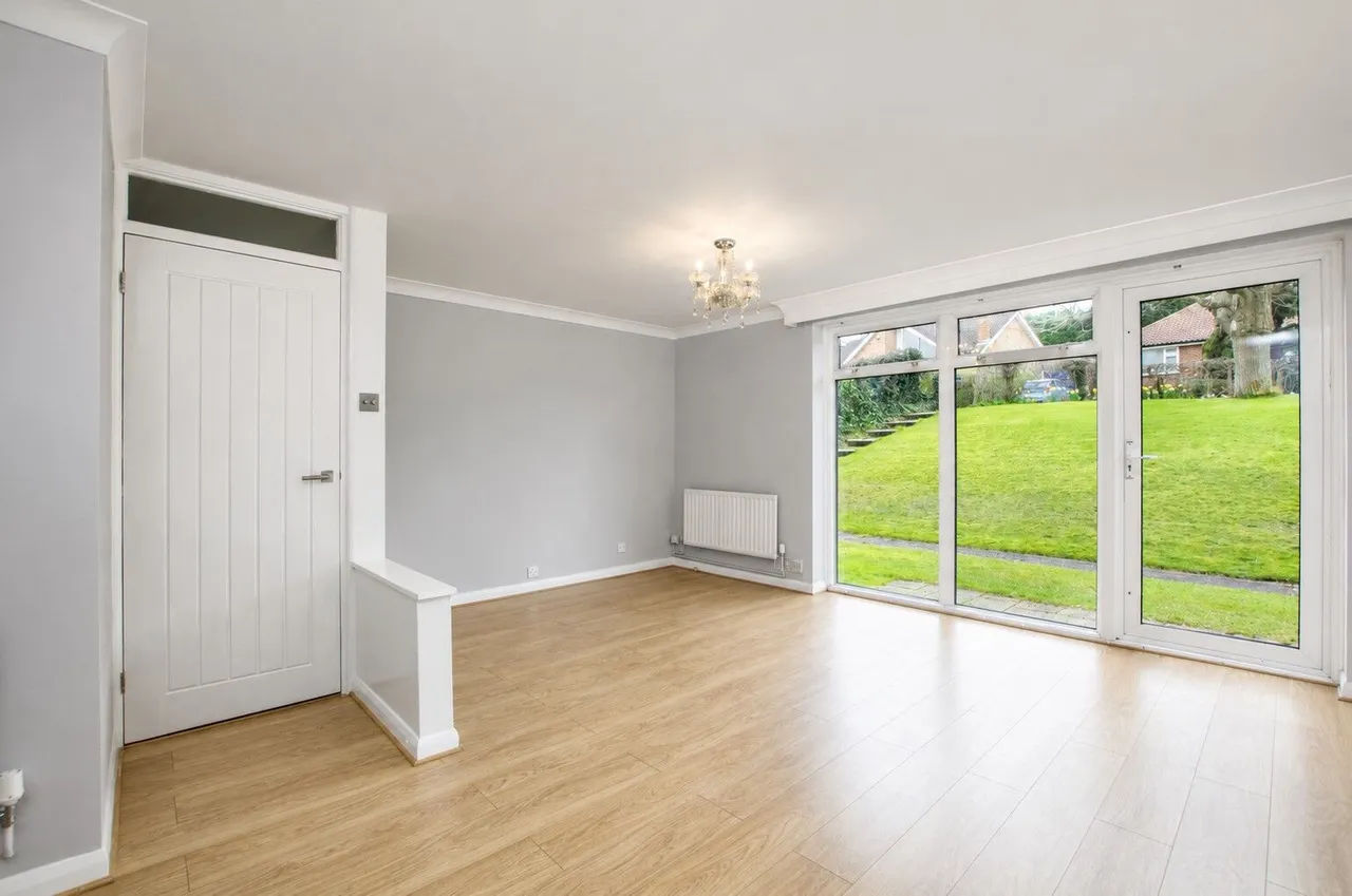 23 Merrow Court, Levylsdene, Guildford, photo 2