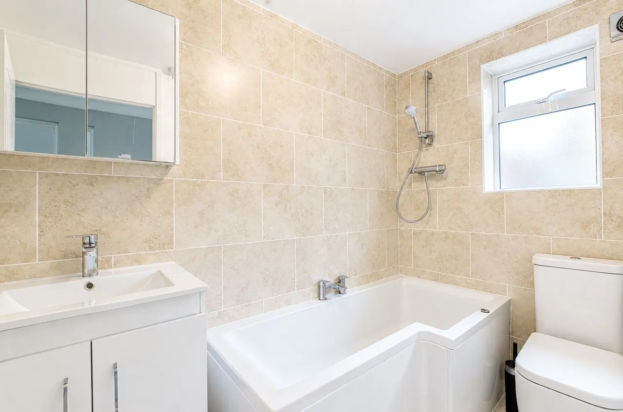 23 Merrow Court, Levylsdene, Guildford, photo 6