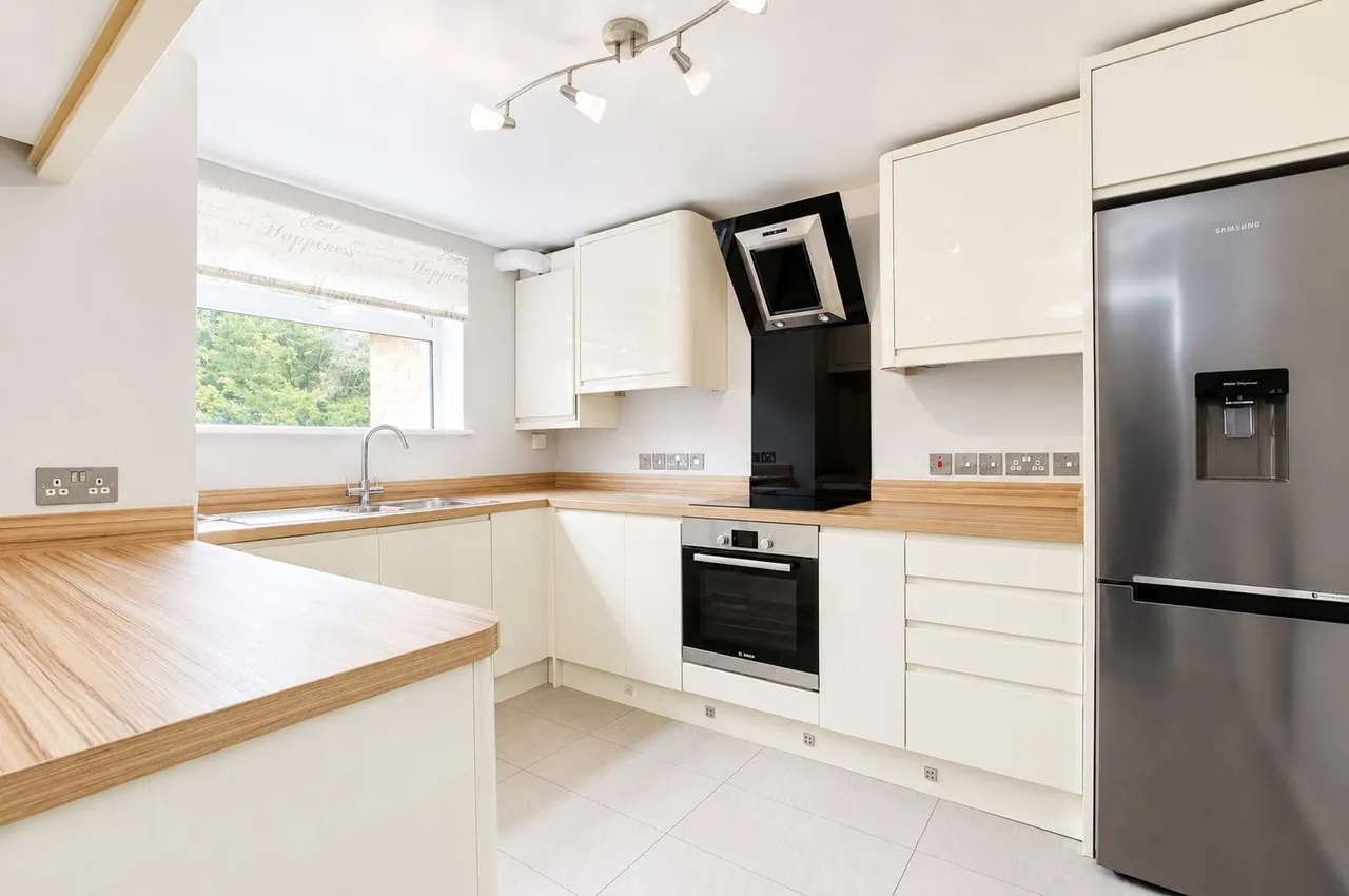 23 Merrow Court, Levylsdene, Guildford, photo 3