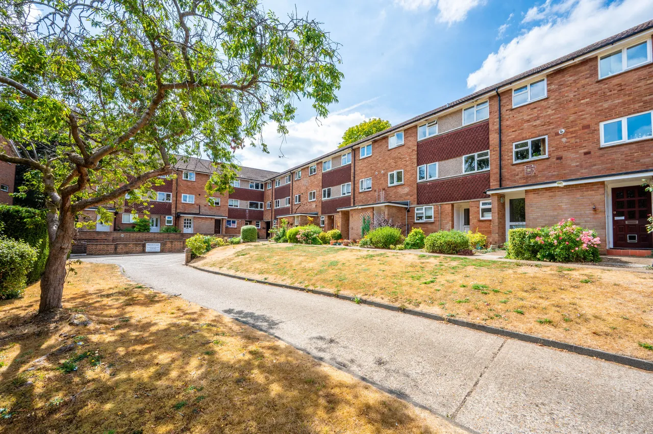 2 bed flat for sale — 23 Merrow Court, Levylsdene, Guildford