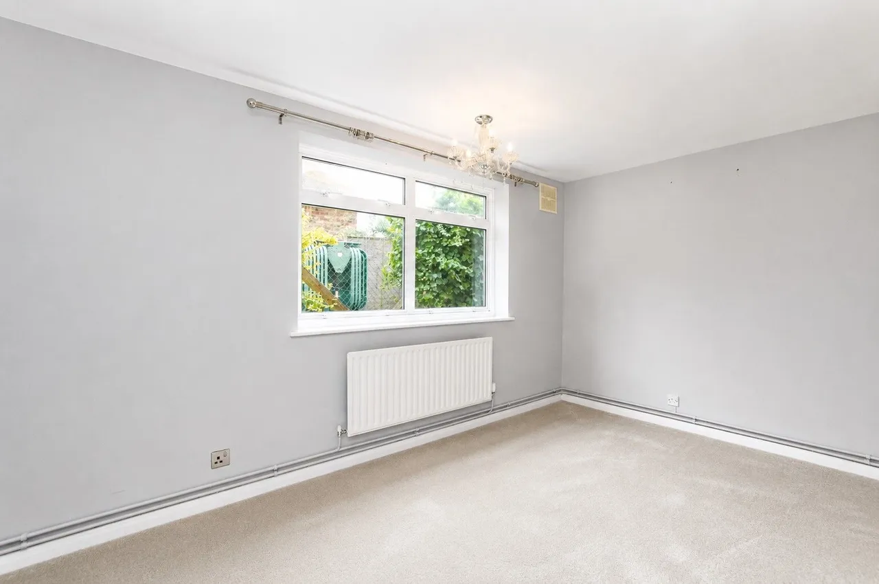 23 Merrow Court, Levylsdene, Guildford, photo 5