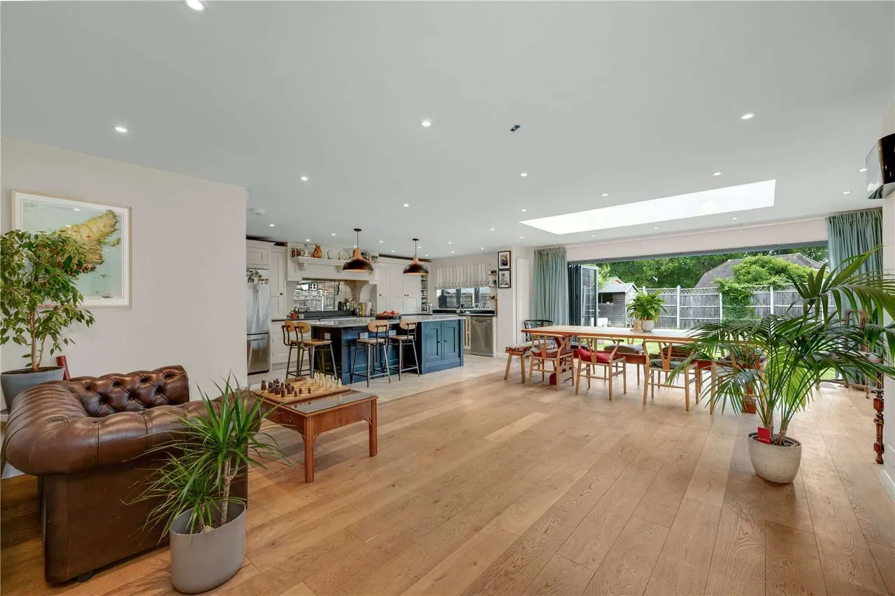 Windsor Road, Chobham, Woking, Surrey, GU24 8QS, photo 4