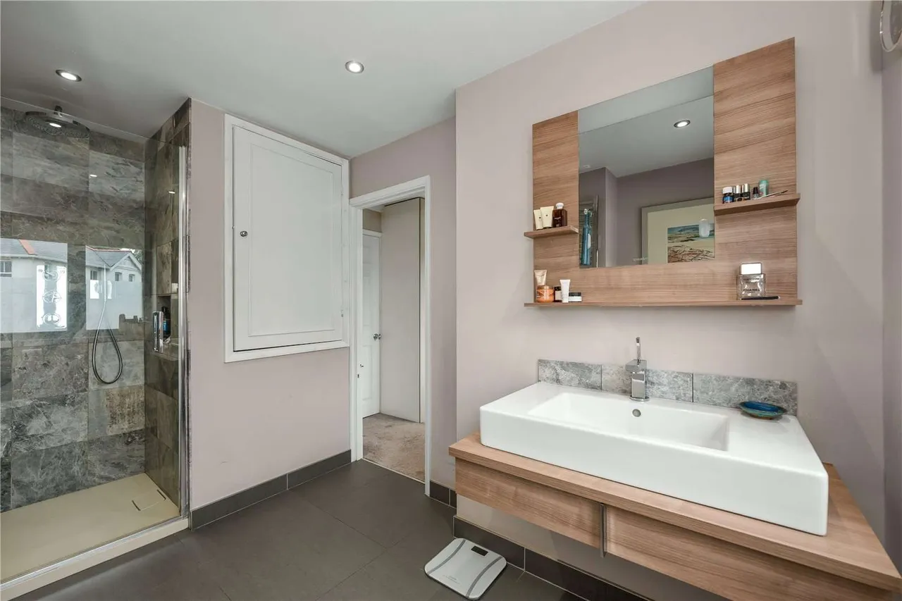 Windsor Road, Chobham, Woking, Surrey, GU24 8QS, photo 9