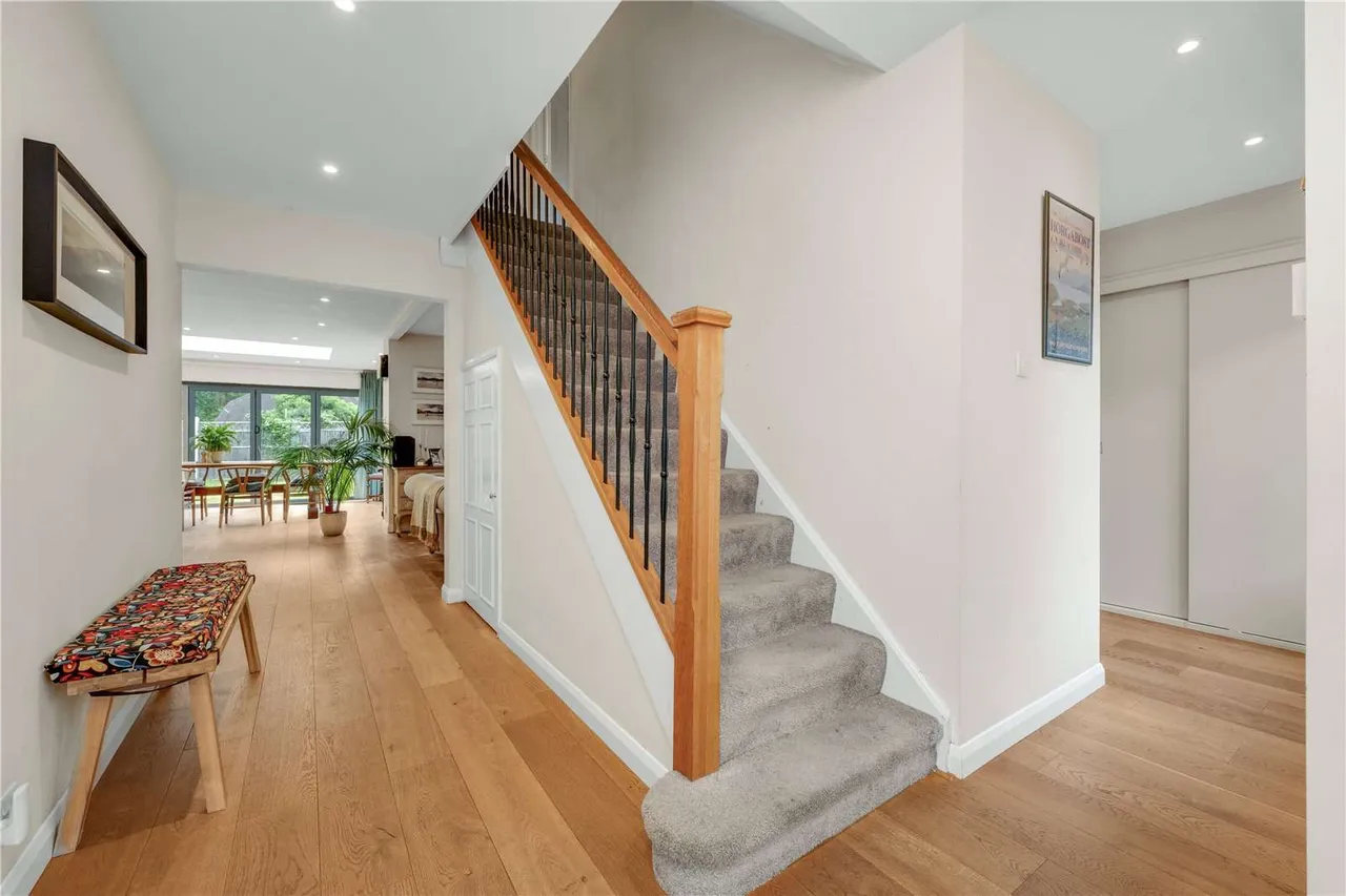 Windsor Road, Chobham, Woking, Surrey, GU24 8QS, photo 2