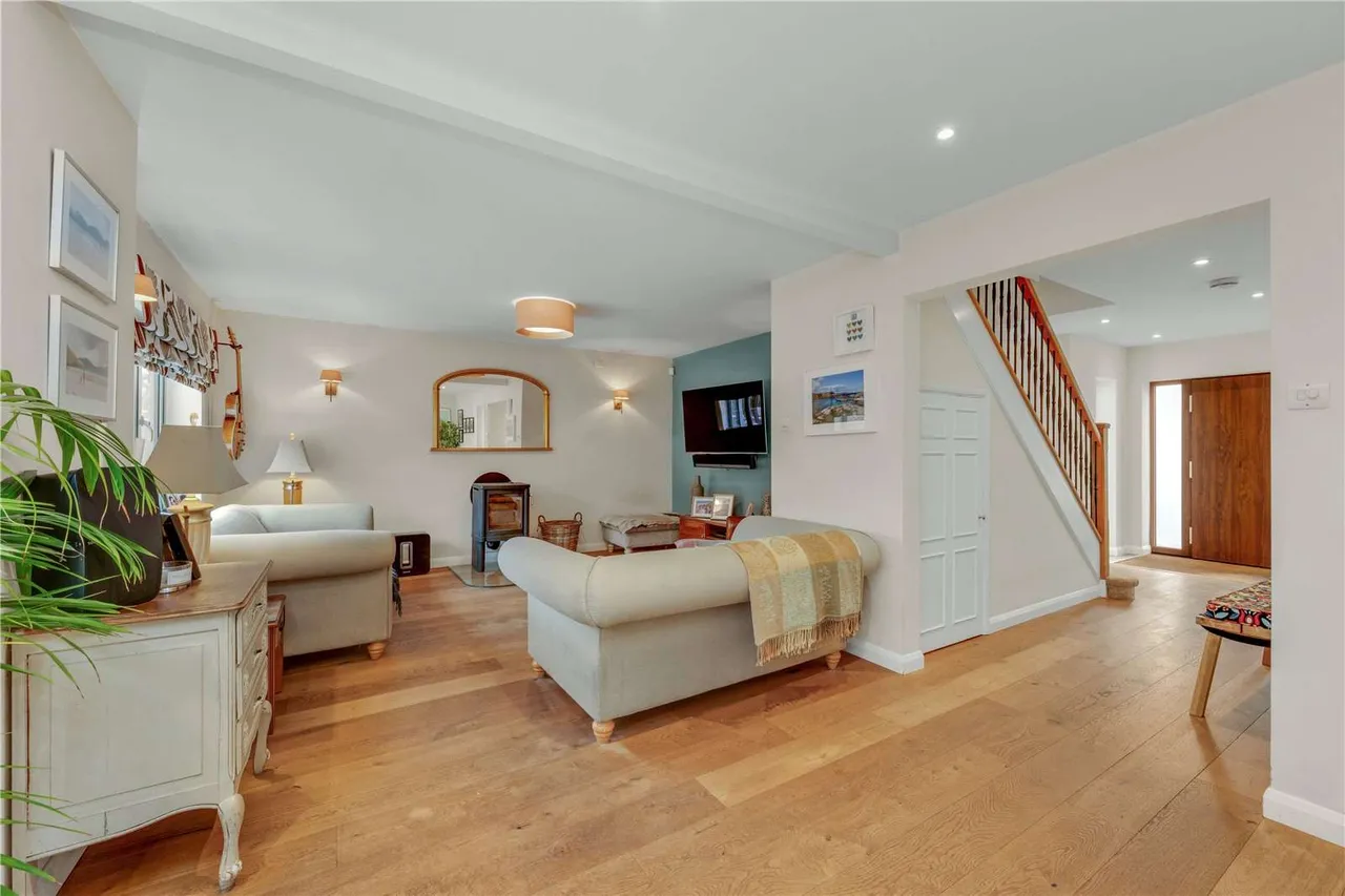 Windsor Road, Chobham, Woking, Surrey, GU24 8QS, photo 3