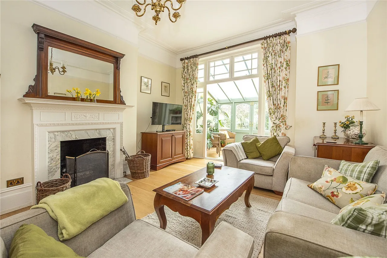 Esmond Road, London, W4, photo 2