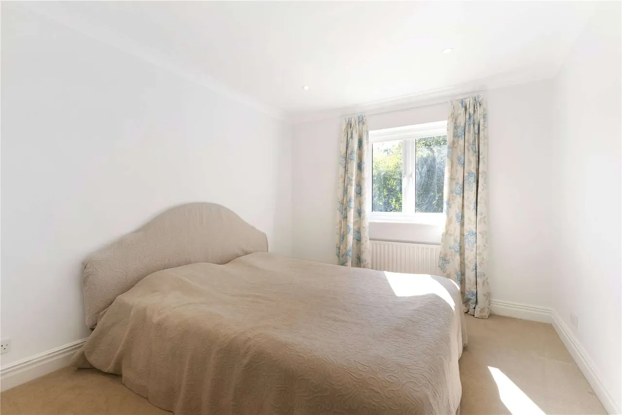 Queensgate, Fairmile Lane, Cobham, Surrey, KT11 2TG, photo 12