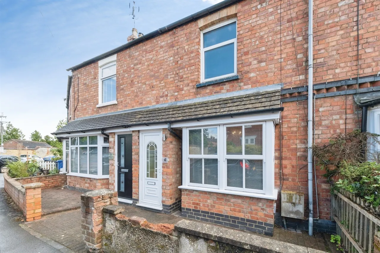 2 bed house for sale, Richmond Road, Towcester, NN12