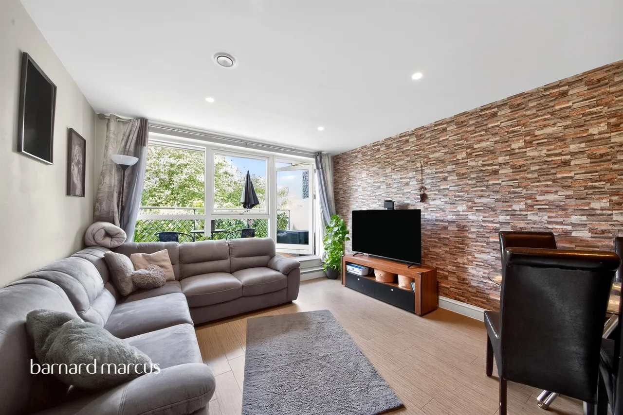 2 bed flat for sale — Weld Place, London