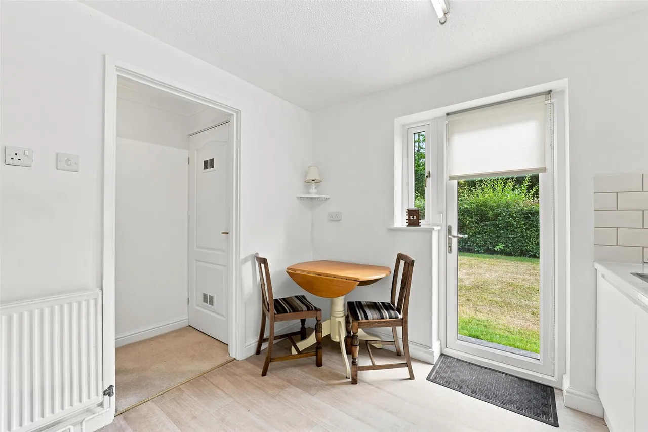 Shirleys Close, Prestbury, photo 4