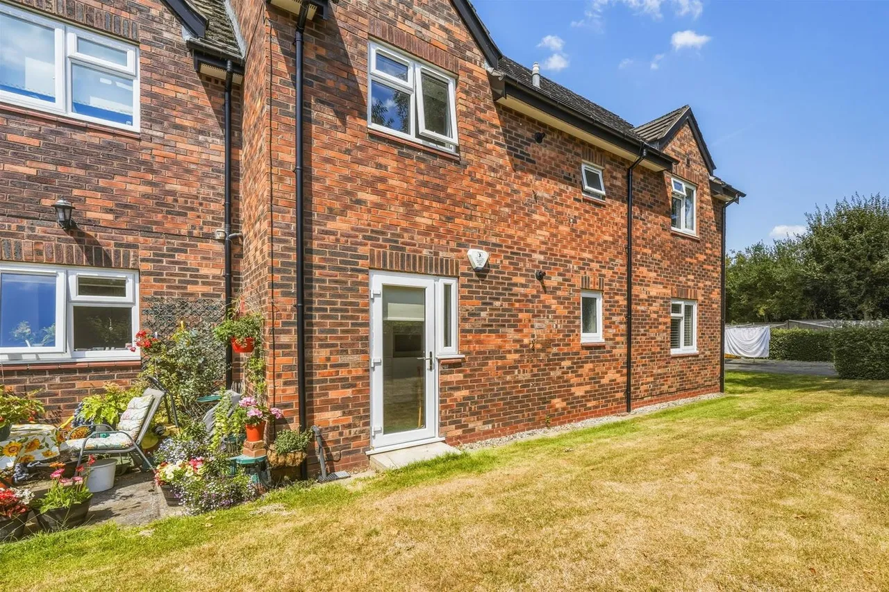 Shirleys Close, Prestbury, photo 5