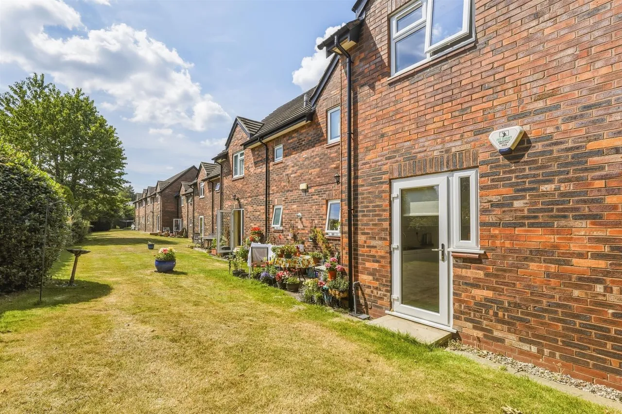 Shirleys Close, Prestbury, photo 14