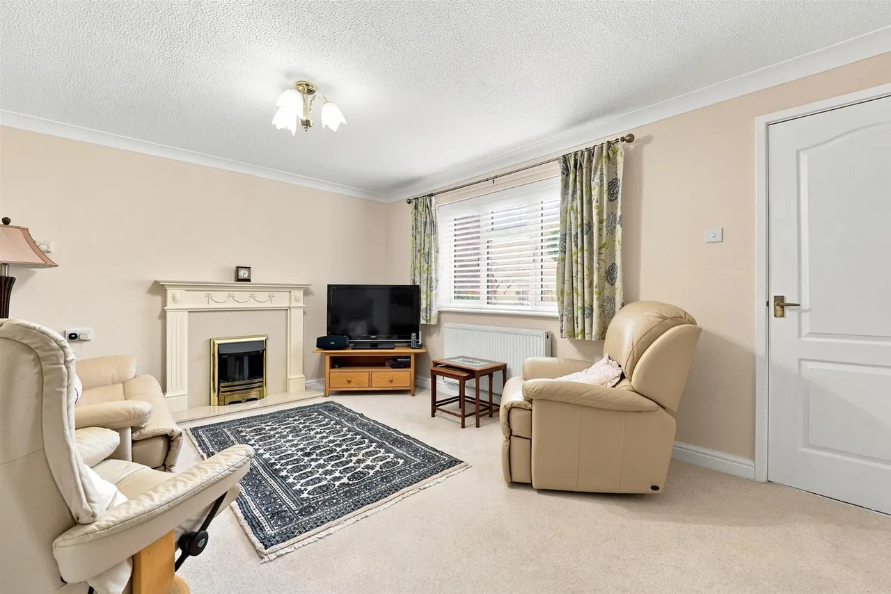 Shirleys Close, Prestbury, photo 2