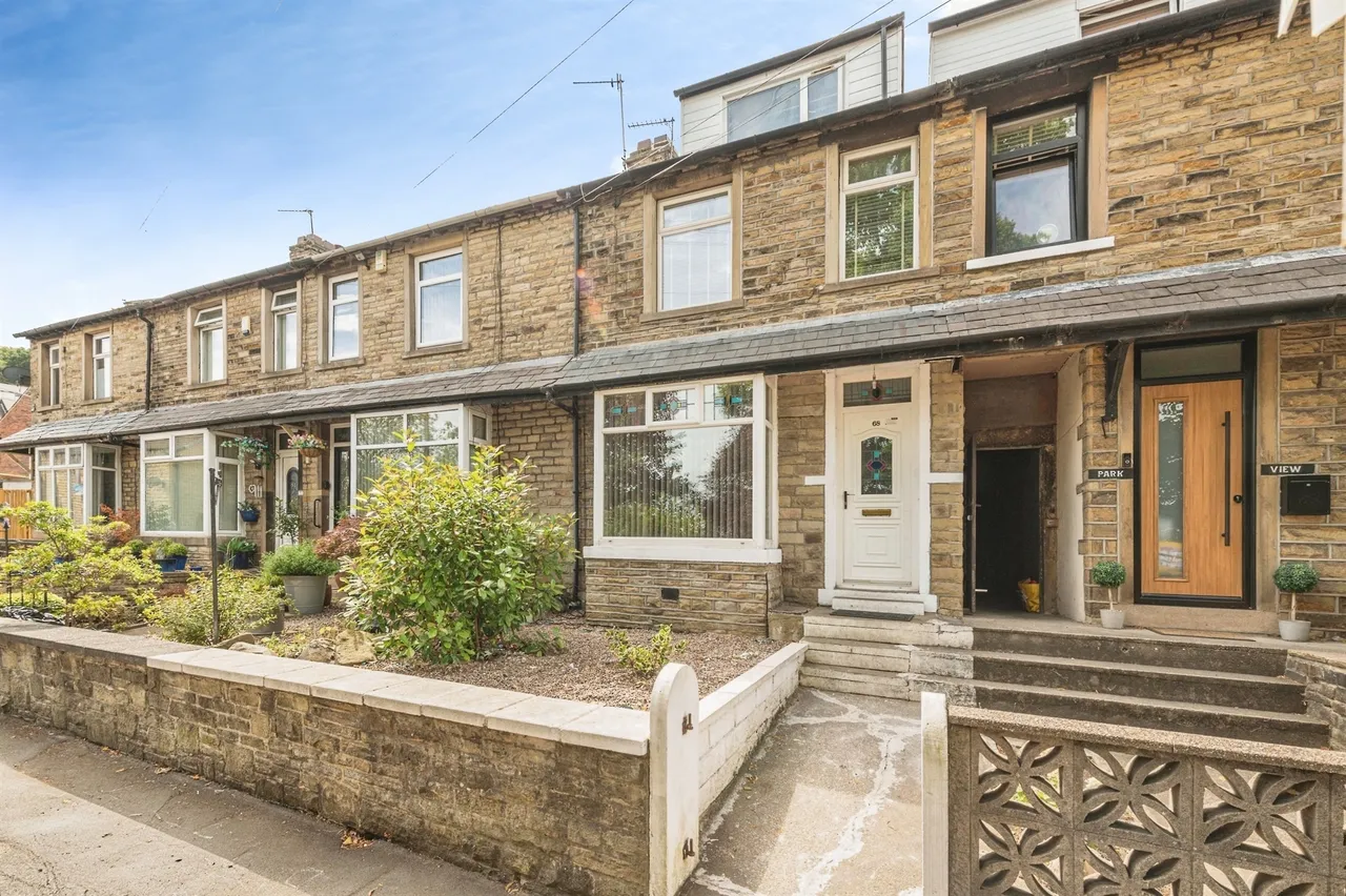 3 bed house for sale — Lister Street, Moldgreen, Huddersfield