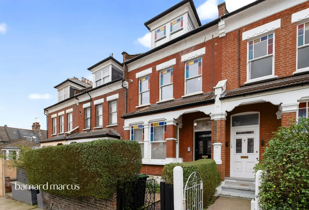 2 bed flat for sale — Glebe Road, London