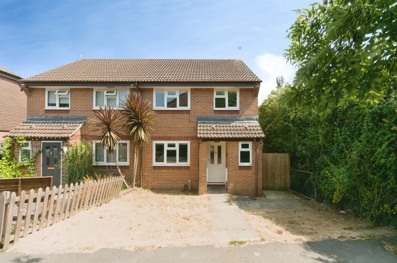 3 bed house for sale — Britten Close, Eastbourne