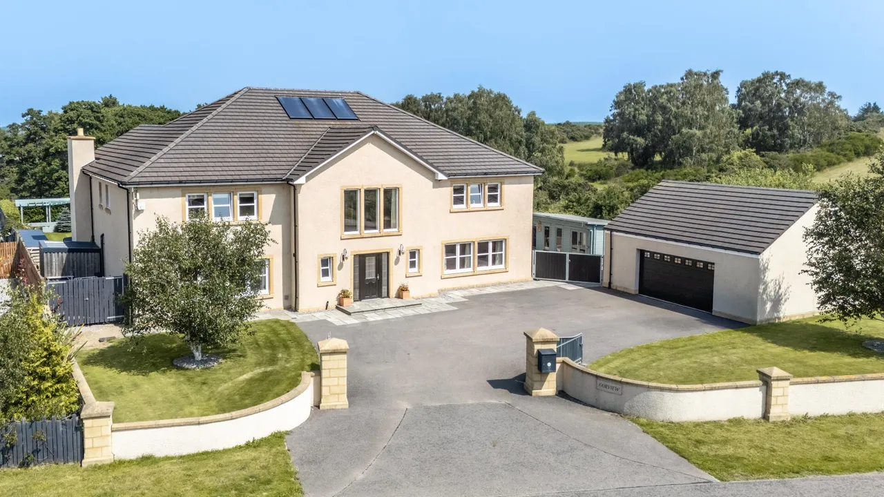 5 bed house for sale — Hallowood Road, Elgin
