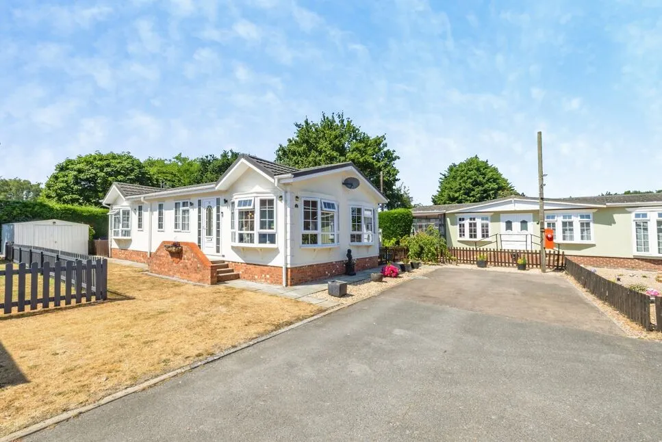 2 bed house for sale — Hawthorn Hill, Chapel Farm Park, Lincolnshire, LN4