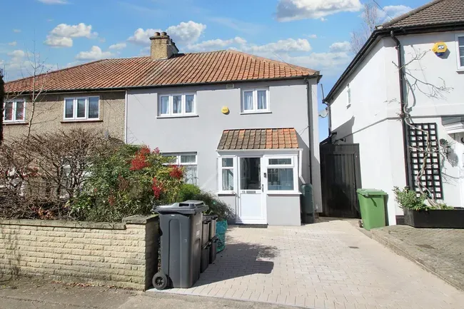 3 bed property for sale — Highfield Road, Woodford Green, IG8