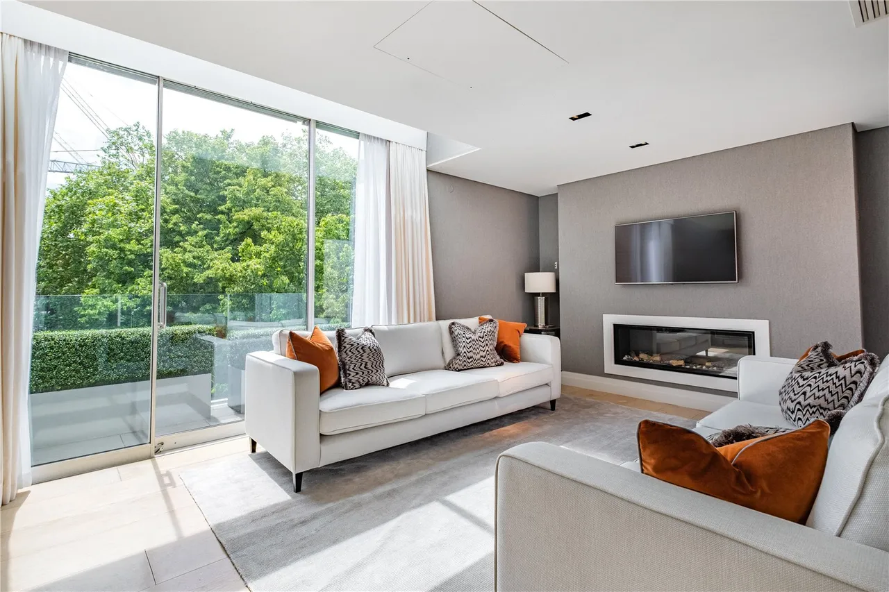 3 bed flat to rent, Green Street, Mayfair, W1K