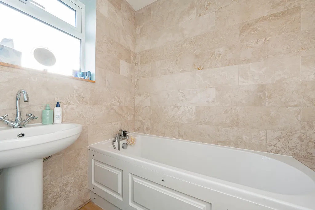 Brampton Road, Hillingdon, UB10, photo 23