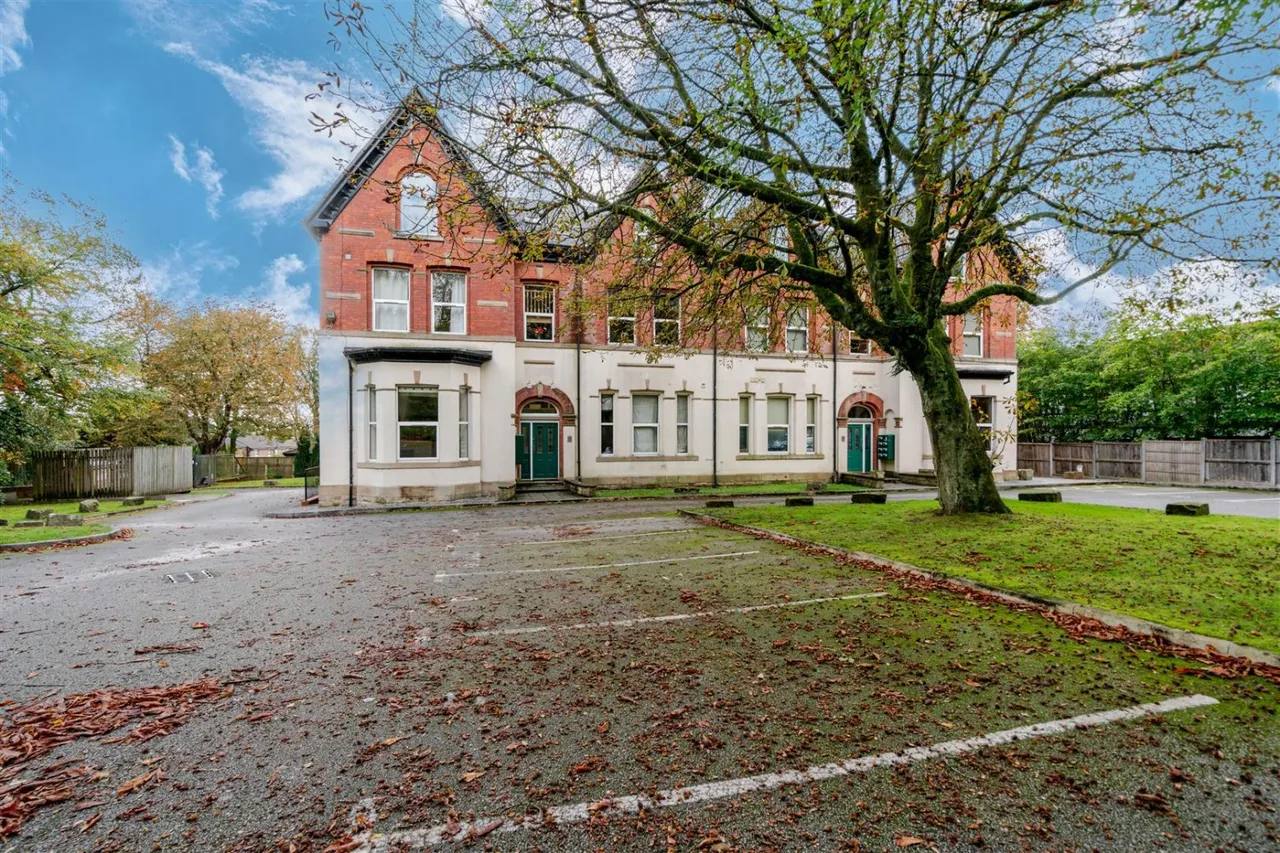 2 bed flat to rent, Neilston Rise, Bolton, BL1