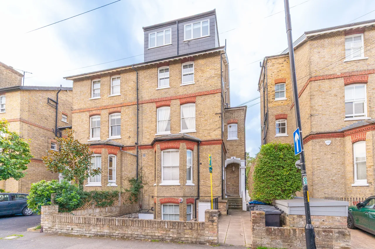 2 bed flat to rent, London, SW19