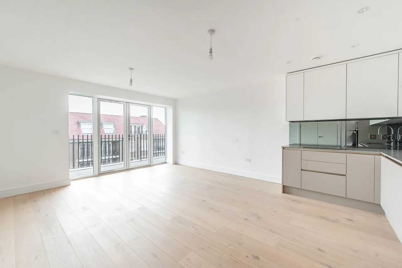 2 bed flat to rent — Flat 21, 1066 High Road, London