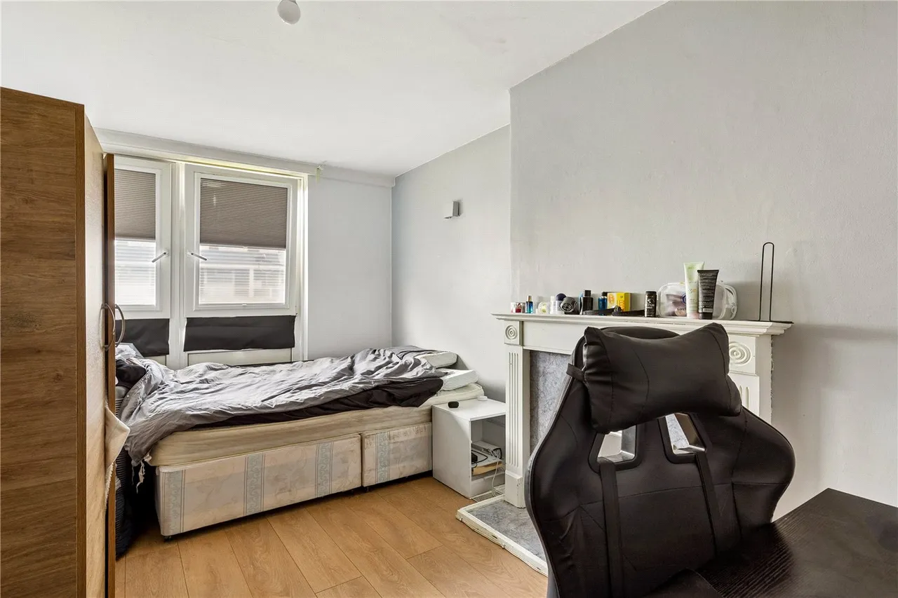 5 bed flat for sale — Barringer Square, Tooting, London, SW17