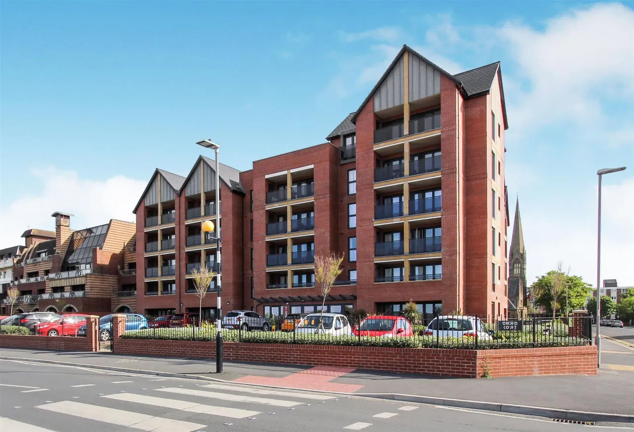 1 bed flat for sale, South Promenade, Lytham St. Annes, FY8