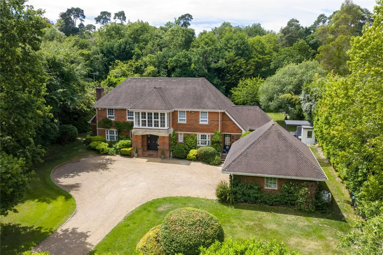 5 bed house for sale — Birds Hill Road, Oxshott, Leatherhead, Surrey, KT22 0NJ