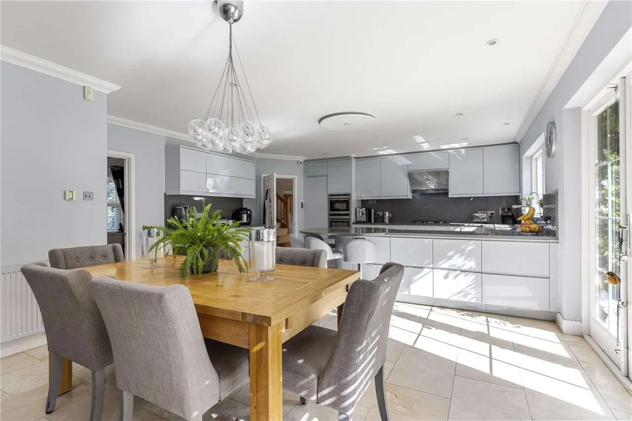Birds Hill Road, Oxshott, Leatherhead, Surrey, KT22 0NJ, photo 6
