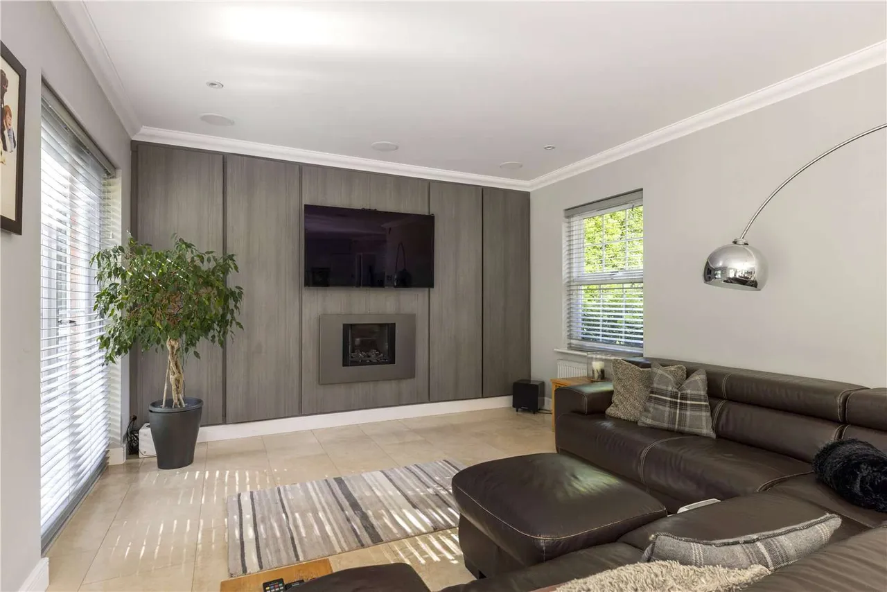 Birds Hill Road, Oxshott, Leatherhead, Surrey, KT22 0NJ, photo 7