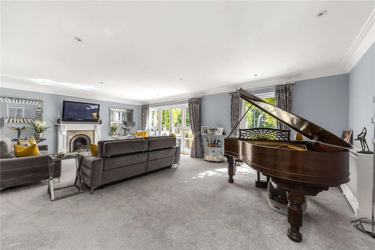 Birds Hill Road, Oxshott, Leatherhead, Surrey, KT22 0NJ, photo 3